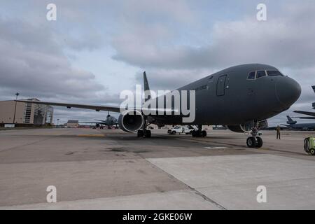 Une Pégase KC-46A affectée à la base aérienne de McConnell, en K.S., se trouve sur la ligne aérienne de la base interarmées McGuire-dix-Lakehurst, en N. J., le 26 mars 2021. La direction de la base conjointe MDL est revenue d'une visite de quatre jours à l'AFB McConnell où elle s'est familiarisée avec le KC-46 et son rôle dans les opérations de mobilité. Banque D'Images