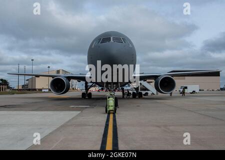 Une Pégase KC-46A affectée à la base aérienne de McConnell, en K.S., se trouve sur la ligne aérienne de la base interarmées McGuire-dix-Lakehurst, en N. J., le 26 mars 2021. La direction de la base conjointe MDL est revenue d'une visite de quatre jours à l'AFB McConnell où elle s'est familiarisée avec le KC-46 et son rôle dans les opérations de mobilité. Banque D'Images