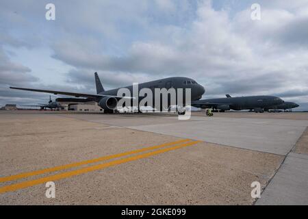 Une Pégase KC-46A affectée à la base aérienne de McConnell, en K.S., se trouve sur la ligne aérienne de la base interarmées McGuire-dix-Lakehurst, en N. J., le 26 mars 2021. La direction de la base conjointe MDL est revenue d'une visite de quatre jours à l'AFB McConnell où elle s'est familiarisée avec le KC-46 et son rôle dans les opérations de mobilité. Banque D'Images