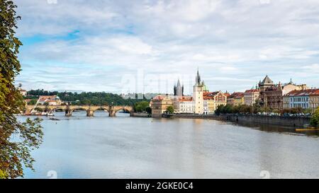 Prague, République tchèque. Vue sur la rivière Vlatava avec le pont Charles et la tour du pont de la vieille ville au loin. Banque D'Images