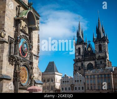 L'horloge astronomique et l'église de Tyn sur la place de la vieille ville, Prague, République tchèque. Banque D'Images