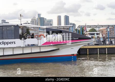 Uber Passenger Boat prêt à partir de London greenwich Pier, en regardant canary Wharf en arrière-plan, Londres Angleterre Banque D'Images