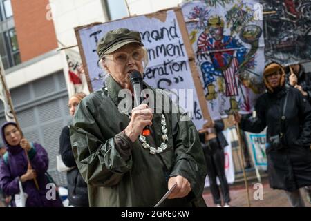 LONDRES, ANGLETERRE - septembre 14 2021, la créatrice de mode Dame Vivienne Westwood prononce un discours devant les militants anti-guerre en dehors du centre Excel où se tient la DSEI (Defense and Security Equipment International) Banque D'Images