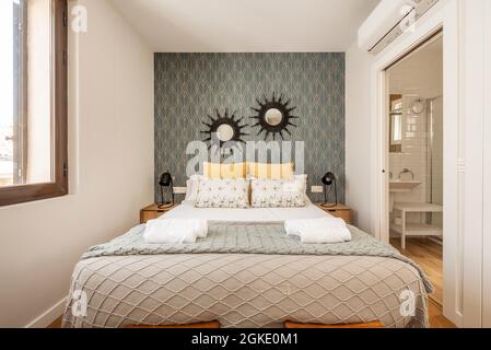 chambre avec lit king size dans l'appartement de location de vacances Banque D'Images