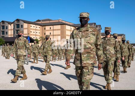 La cérémonie de remise des diplômes militaires de base de la Force aérienne des États-Unis et la cérémonie de remise des diplômes militaires de base se tiennent le 25 mars 2021 pour le 326e Escadron d'entraînement au centre de réception de Pfingston, sur la base interarmées de San Antonio-Lackland, Texas. En raison des événements mondiaux actuels, les cérémonies de remise des diplômes seront fermées au public jusqu'à nouvel avis pour la sécurité des aviateurs nouvellement inscrits et des membres de leur famille en raison du coronavirus (COVID-19). Banque D'Images