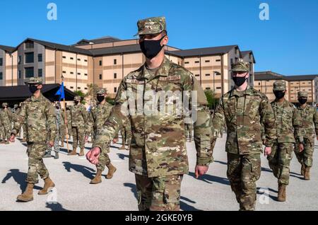 La cérémonie de remise des diplômes militaires de base de la Force aérienne des États-Unis et la cérémonie de remise des diplômes militaires de base se tiennent le 25 mars 2021 pour le 326e Escadron d'entraînement au centre de réception de Pfingston, sur la base interarmées de San Antonio-Lackland, Texas. En raison des événements mondiaux actuels, les cérémonies de remise des diplômes seront fermées au public jusqu'à nouvel avis pour la sécurité des aviateurs nouvellement inscrits et des membres de leur famille en raison du coronavirus (COVID-19). Banque D'Images