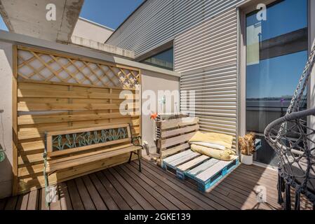 coin terrasse studio photo avec grandes fenêtres et façade industrielle Banque D'Images