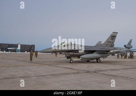 Colorado Air Garde nationale F-16 Fighting Falcons de la 140e Escadre se préparer à partir de la 5 e Escadre Goose Bay (Terre-Neuve-et-Labrador) après avoir participé à l'exercice Aralgam Dart 21-2, le 25 mars 2021. Banque D'Images