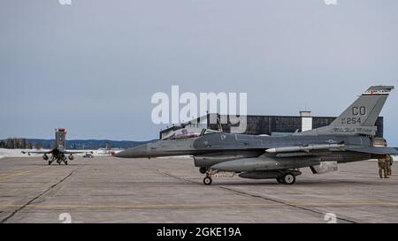 Colorado Air Garde nationale F-16 Fighting Falcons de la 140e Escadre se préparer à partir de la 5 e Escadre Goose Bay (Terre-Neuve-et-Labrador) après avoir participé à l'exercice Aralgam Dart 21-2, le 25 mars 2021. Banque D'Images