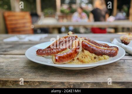 Café en plein air cuisine allemande : bratwurst grillé et choucroute (saucisses et choux de Nuremberg) Banque D'Images