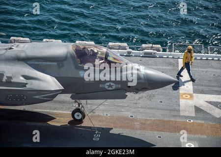 OCÉAN PACIFIQUE (24 mars 2021) Un Marine corps F-35B Lightning II des États-Unis avec Marine Fighter Attack Squadron (VMFA) 211, Marine Aircraft Group 13, 3e Escadre Marine Aircraft, est assis sur le pont de vol du navire d'assaut amphibie de classe Wasp USS Essex (LHD 2) pendant les opérations de vol de routine. C'est la première fois que les F-35B et AV-8B Harrier de l'escadron d'attaque maritime (VMA) 214, 11e unité expéditionnaire maritime, s'entraîne sur le même pont de vol en utilisant Essex comme plate-forme de lancement. La formation à l'intégration de la Marine américaine et du Marine corps fournit le Essex Amphibie Ready Group/11e unité expéditionnaire maritime IT Banque D'Images