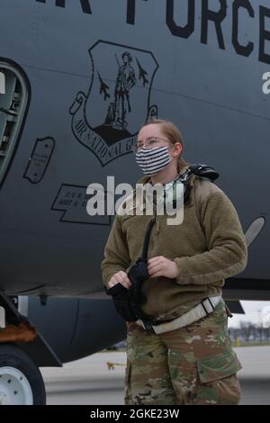 155e Groupe de maintenance d'aéronefs le chef de l'équipage de la génération Sortie, Airman Karsyn Norton, prépare un KC-135R Stratotanker pour le décollage, le 25 mars 2021, à l'aérodrome de la base de la Garde nationale aérienne du Nebraska à Lincoln. Norton a servi pendant 5 ans et apprécie l'atmosphère familiale et les possibilités de voyage disponibles. Banque D'Images