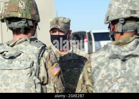 Sgt. 1er classe David Muscha, un grader affecté à la 5e Brigade blindée, première division de l'Armée de terre Ouest, parle aux soldats de la sécurité des voies pour une séance de stress lors d'un officier non commandant et officier de la compétition de quart à McGregor Range, le 25 mars 2021. L’exercice favorise l’état de préparation, le but principal du 5e AR BDE étant de collaborer avec les unités de la Garde nationale et de la Réserve, et des préparer à se déployer dans la voie du mal, et à retourner à leur famille par la suite. Banque D'Images