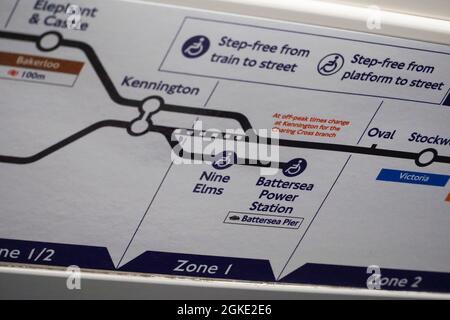 Londres, Royaume-Uni, 14 septembre 2021 : en vue de l'ouverture de la nouvelle extension de la Northern Line à neuf Elms et à la centrale électrique Battersea, le 20 septembre, de nouvelles enseignes ont été installées dans les chariots à tubes et de nouveaux tunnels à pieds larges ont été construits à la gare de Kennington. Anna Watson/Alay Live News Banque D'Images