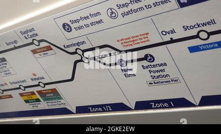 Londres, Royaume-Uni, 14 septembre 2021 : en vue de l'ouverture de la nouvelle extension de la Northern Line à neuf Elms et à la centrale électrique Battersea, le 20 septembre, de nouvelles enseignes ont été installées dans les chariots à tubes et de nouveaux tunnels à pieds larges ont été construits à la gare de Kennington. Anna Watson/Alay Live News Banque D'Images