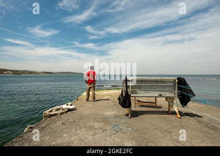 Homme observant l'horizon de la mer Noire sur un quai de pêcheurs turcs dans la ville de Kylios Banque D'Images