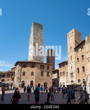 VOLTE, ITALIE - 14 août 2021 : un cliché vertical de touristes marchant autour des tours de San Gimignano en Toscane, Italie Banque D'Images