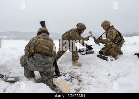 Le mortaren de l'armée affecté au quartier général et à la Compagnie du quartier général, 3e Bataillon, 509e Régiment d'infanterie de parachutisme, 4e équipe de combat de la Brigade d'infanterie (Airborne), 25e division d'infanterie, armée américaine Alaska, exploite le système de mortier M252 de 81 mm pendant l'entraînement en direct à la base interarmées Elmendorf-Richardson, Alaska, le 25 mars 2021. Les soldats ont perfectionné leur équipage a servi des techniques d'armes en effectuant des missions de feu en hiver. Banque D'Images