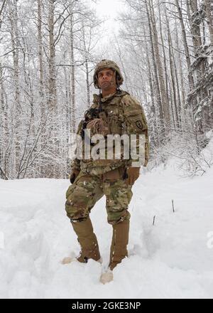 Le lieutenant Nelson Guillory, officier d’infanterie affecté à la Compagnie du quartier général et du quartier général, 3e Bataillon, 509e Régiment d’infanterie de parachutisme, 4e équipe de combat de la Brigade d’infanterie (aéroporté), 25e Division d’infanterie, armée américaine Alaska, supervise ses soldats qui effectuent un entraînement au mortier en direct à la base interarmées Elmendorf-Richardson, Alaska, le 25 mars 2021. Les parachutistes ont affiné leurs compétences en armes en effectuant des missions d'incendie, en hiver, en utilisant le système de mortier M252 de 81 mm. Banque D'Images