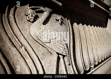 Sculpture d'oiseaux de foie sur le bâtiment de la banque Martins, classé de grade II*, Water Street, Liverpool. Banque D'Images