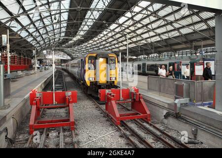 N° d'unité multiple diesel de classe nord 156 156461 à la gare de Liverpool Lime Street, Royaume-Uni. Banque D'Images