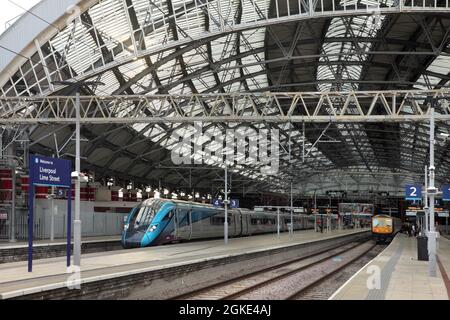 Transennine Express Nova 1 train bimode de classe 802 à unités multiples à la gare de Liverpool Lime Street, Royaume-Uni. Banque D'Images