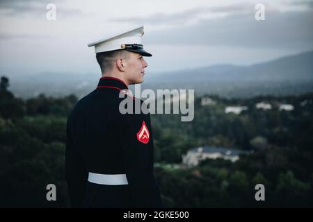 Caporal de lance du corps des Marines des États-Unis Jeremy Schutters, originaire de Saratoga, Californie, un technicien de réparation d'armes légères, au combat Logistics Battalion 453, Marine corps Forces Reserve, pose pour une photo à San Jose, Californie le 25 mars 2021. Schutters étudie actuellement au de Anza College et étudie l'administration de la justice. En tant que réserviste, Schutters a la possibilité de poursuivre son travail de rêve en tant que shérif du comté de Santa Clara tout en servant son pays comme une marine des États-Unis. Banque D'Images