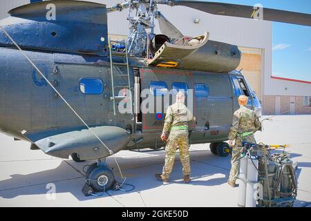 210325-N-AS200-0170 EL CENTRO (Californie) (le 25 mars 2021) Un détachement de la Force aérienne royale britannique (RAF) de l'escadron du commandement des hélicoptères interarmées (JHC), basé à Benson (Royaume-Uni), dirige l'entraînement des hélicoptères de soutien moyen Puma HC2 à l'installation aérienne navale (NAF) El Centro, de mars à avril 2021. Banque D'Images