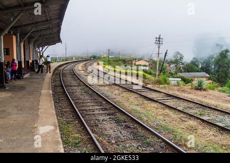 IDALGASHINNA, SRI LANKA - 16 JUILLET 2016 : gare ferroviaire dans le village d'Idalgashinna Banque D'Images