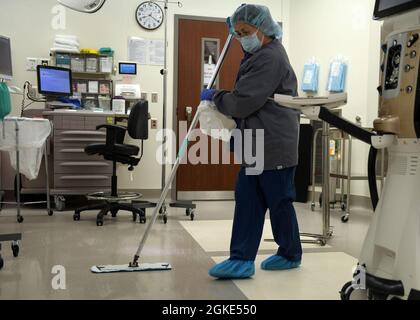 Berta Hernandez, 59e salle d'opération du groupe des opérations médicales, assainit les planchers entre les patients au Wilford Hall Ambulatory Surgical Centre, joint base San Antonio-Lackland, Texas, le 26 mars 2021. Une désinfection complète entre les patients réduit le risque de contamination croisée ou d'infection. Banque D'Images