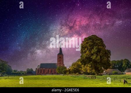 Paysage de Drenthe avec église gothique de Jacobus et clocher construit au XVe siècle à Rolde dans la province hollandaise de Drenthe Banque D'Images