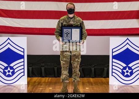 Sgt. Maître Christina Ford, conseillère en aide à la carrière du 436e Escadron de soutien de la Force, pose pour une photo lors de la cérémonie de remise de la promotion du maître séchant principal qui a eu lieu au théâtre de base de la base aérienne de Douvres, Delaware, le 26 mars 2021. Ford était l'un des 10 sergents principaux de Dover AFB sélectionnés pour la promotion au sergeant principal senior dans le cycle de promotion 21E8. Banque D'Images