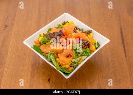 Salade scandinave avec saumon fumé, morceaux d'orange et beaucoup de laitue, escarole et huile d'olive Banque D'Images