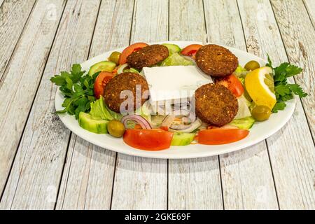 Menu du restaurant Pakistanais kebab avec fromage frais, falafel, laitue, olives vertes, concombre frais haché, tomates en dés, oignon rouge et huile d'olive Banque D'Images