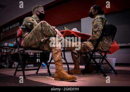 Major général de la Force aérienne des États-Unis Rich Neely, adjudant général de l'Illinois et commandant de la Garde nationale de l'Illinois et sergent de l'armée américaine. Natahaly Cruz, 710ème Area support Medical Company, combat medic Speak sur le campus de l'université de l'Illinois du Nord, 26 mars 2021. Sgt. Cruz fait partie des nombreux médecins de combat qui administrent la vaccination COVID-19 aux résidents de l'Illinois. Banque D'Images