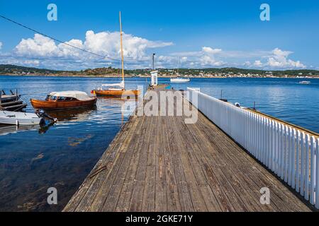 Port avec des bateaux sur l'archipel de Merdø en Norvège. Banque D'Images