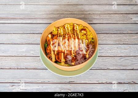 Dans un contenant pour le service à la maison, salade de viande de poulet déchiquetée avec carottes, oignons, quinoa et laitue Banque D'Images