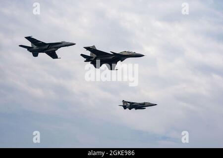 OCÉAN INDIEN (28 mars 2021) – un F/A-18e Super Hornet, affecté aux “Blue Diamonds” du Strike Fighter Squadron (VFA) 146, à gauche, vole en formation avec un Indian Air Force su-30MKI, au milieu, et Jaguar sur le porte-avions USS Theodore Roosevelt (CVN 71) le 28 mars 2021. Le groupe de grève des transporteurs Theodore Roosevelt est en cours de déploiement prévu dans la zone d'exploitation de la 7e flotte des États-Unis. En tant que plus grande flotte déployée à l’avant de la Marine américaine, la 7e flotte opère et interagit régulièrement avec 35 nations maritimes tout en effectuant des missions pour préserver et protéger une région Indo-Pacifique libre et ouverte. Banque D'Images