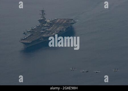 OCÉAN INDIEN (28 mars 2021) – deux F/A-18 Super Hornets, affectés à la Carrier Air Wing 11, volent en formation avec deux Indian Air Force SU-30MKI et une Jaguar sur le porte-avions USS Theodore Roosevelt (CVN 71) le 28 mars 2021. Le groupe de grève des transporteurs Theodore Roosevelt est en cours de déploiement prévu dans la zone d'exploitation de la 7e flotte des États-Unis. En tant que plus grande flotte déployée à l’avant de la Marine américaine, la 7e flotte opère et interagit régulièrement avec 35 nations maritimes tout en effectuant des missions pour préserver et protéger une région Indo-Pacifique libre et ouverte. Banque D'Images