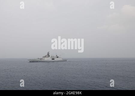 OCÉAN INDIEN (28 mars 2021) – la frégate de missiles guidés DE classe Shivalik DE la Marine indienne, INS Shivalik (F47), transite dans l'océan Indien avec le groupe de grève des transporteurs USS Theodore Roosevelt (CVN 71) le 28 mars 2021. Le groupe de grève des transporteurs Theodore Roosevelt est en cours de déploiement prévu dans la zone d'exploitation de la 7e flotte des États-Unis. En tant que plus grande flotte déployée à l’avant de la Marine américaine, la 7e flotte opère et interagit régulièrement avec 35 nations maritimes tout en effectuant des missions pour préserver et protéger une région Indo-Pacifique libre et ouverte. Banque D'Images