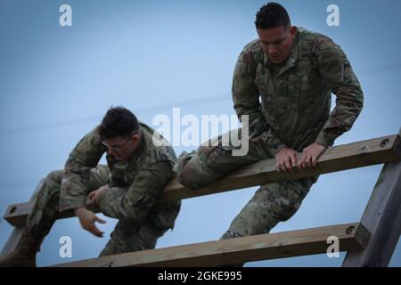 Les soldats participent à la compétition de coupe des commandants du 303e Bataillon des renseignements militaires, fort Hood (Texas), le 27 avril 2021. La Commanders Cup est une compétition annuelle au cours de laquelle le gagnant reçoit un longhorn et un streamer pour la société gagnante. Banque D'Images