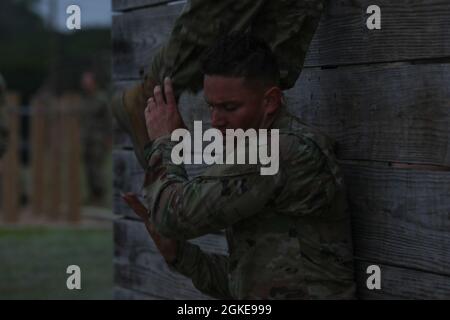 Les soldats participent à la compétition de coupe des commandants du 303e Bataillon des renseignements militaires, fort Hood (Texas), le 27 avril 2021. La Commanders Cup est une compétition annuelle au cours de laquelle le gagnant reçoit un longhorn et un streamer pour la société gagnante. Banque D'Images