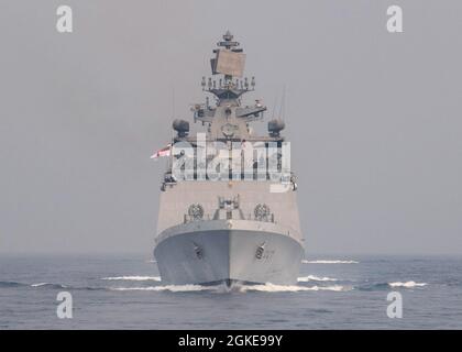 OCÉAN INDIEN (28 mars 2021) la frégate de missiles guidés DE classe Shivalik DE la Marine indienne, INS Shivalik (F47), transite avec le Theodore Roosevelt Carrier Strike Group (TRCSG) au cours d'un exercice maritime de la force conjointe le 28 mars 2021. Le TRCSG est en cours de déploiement prévu dans la zone d'exploitation de la 7e flotte des États-Unis. En tant que plus grande flotte déployée à l’avant de la Marine américaine, la 7e flotte opère et interagit régulièrement avec 35 nations maritimes tout en effectuant des missions pour préserver et protéger une région Indo-Pacifique libre et ouverte. Banque D'Images