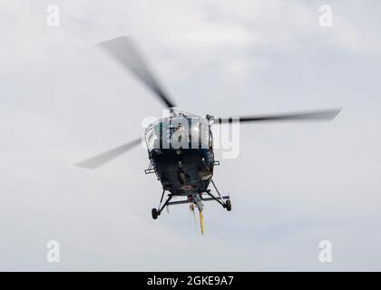 OCÉAN INDIEN (28 mars 2021) un hélicoptère Chetak de la Marine indienne se lève du pont de vol du croiseur à missiles guidés de classe Ticonderoga USS Bunker Hill (CG 52) lors d'un exercice maritime de la force conjointe le 28 mars 2021. Bunker Hill, qui fait partie du groupe de grève des transporteurs Theodore Roosevelt, est en cours de déploiement prévu dans la zone d'exploitation de la 7e flotte américaine. En tant que plus grande flotte déployée à l’avant de la Marine américaine, la 7e flotte opère et interagit régulièrement avec 35 nations maritimes tout en effectuant des missions pour préserver et protéger une région Indo-Pacifique libre et ouverte. Banque D'Images