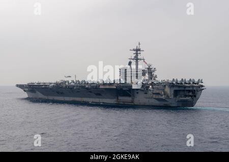 OCÉAN INDIEN (28 mars 2021) le porte-avions USS Theodore Roosevelt (CVN 71) transite dans l'océan Indien au cours d'un exercice maritime conjoint de la force le 28 mars 2021. Le groupe de grève des transporteurs Theodore Roosevelt est en cours de déploiement prévu dans la zone d'exploitation de la 7e flotte des États-Unis. En tant que plus grande flotte déployée à l’avant de la Marine américaine, la 7e flotte opère et interagit régulièrement avec 35 nations maritimes tout en effectuant des missions pour préserver et protéger une région Indo-Pacifique libre et ouverte. Banque D'Images