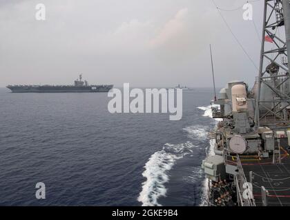 OCÉAN INDIEN (28 mars 2021) le croiseur à missiles guidés de classe Ticonderoga USS Bunker Hill (CG 52), front, transite avec le porte-avions USS Theodore Roosevelt (CVN 71), à gauche, et la frégate À missiles guidés DE classe Shivalik DE la Marine indienne INS Shivalik (F47), lors d'un exercice maritime conjoint le 28 mars 2021. Le groupe de grève des transporteurs Theodore Roosevelt est en cours de déploiement prévu dans la zone d'exploitation de la 7e flotte des États-Unis. En tant que plus grande flotte déployée à l'avant de la marine américaine, la 7e flotte opère et interagit régulièrement avec 35 nations maritimes tout en effectuant des missions pour préserver et protéger un Banque D'Images