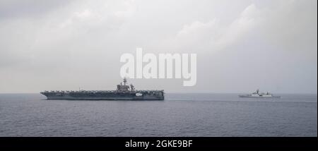 OCÉAN INDIEN (28 mars 2021) le porte-avions USS Theodore Roosevelt (CVN 71) transite en formation avec la frégate de missiles guidés DE classe Shivalik DE la Marine indienne INS Shivalik (F47) lors d'un exercice maritime conjoint le 28 mars 2021. Le groupe de grève des transporteurs Theodore Roosevelt est en cours de déploiement prévu dans la zone d'exploitation de la 7e flotte des États-Unis. En tant que plus grande flotte déployée à l’avant de la Marine américaine, la 7e flotte opère et interagit régulièrement avec 35 nations maritimes tout en effectuant des missions pour préserver et protéger une région Indo-Pacifique libre et ouverte. Banque D'Images