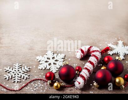 Composition de Noël avec boules de Noël rouges et dorées, flocons de neige et jouet de sapin de Noël sur fond de bois. Noël, nouveau concept de l'année avec copie s Banque D'Images