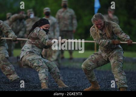 Les soldats du 303e Bataillon du renseignement militaire participent à la compétition de la coupe des commandants, fort Hood (Texas), le 27 avril 2021. La Commanders Cup est une compétition annuelle au cours de laquelle le gagnant reçoit un longhorn et un streamer pour la société gagnante. Banque D'Images