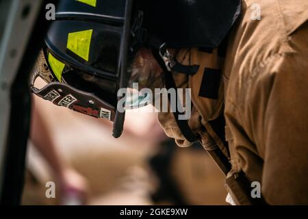 Le personnel des services d'incendie et d'urgence affecté au 379e Escadron du génie civil expéditionnaire a effectué une formation d'extration de véhicules avec le personnel de l'Armée de l'air Qatari Emiri (QEAF), le 17 mars 2021, à la base aérienne Al Udeid, au Qatar. Les aviateurs participants ont pu partager leurs connaissances et en apprendre davantage sur les processus de la QEAF afin de renforcer les capacités opérationnelles conjointes. La formation consistait à retirer un véhicule de l'entourage d'une personne qui a été impliquée dans une collision avec un véhicule à moteur. Les pompiers ont utilisé des cales et des renforts pour la stabilisation et des épandeurs et cisailles hydrauliques pour déchirer le véhicule. Banque D'Images